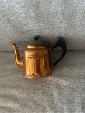 Euc vintage Copper Tone Teapot with Black Handle - Classic Home Kitchen Kettle
